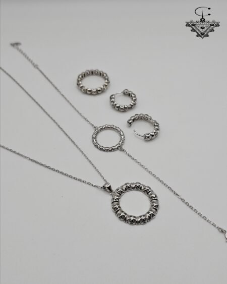 Necklaces & Pendants